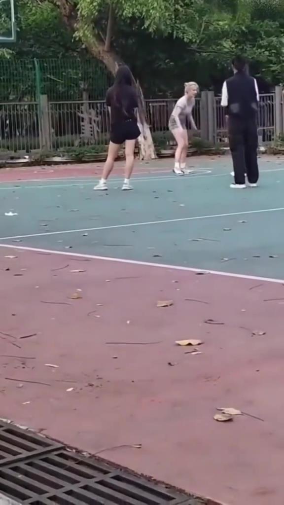 上來(lái)就背打女生的男人，真的活該沒(méi)有女朋友啊