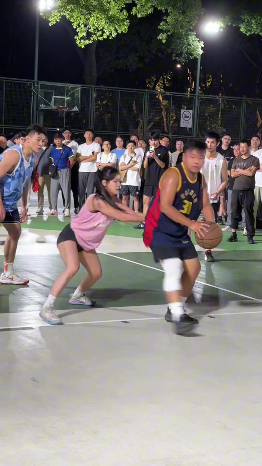 這哥們看見防自己的是女生，一個勁背打，球也不傳了